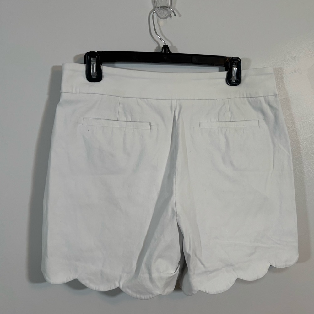 Crown & Ivy White Scalloped Hem Shorts Size 12 Stretch Summer Style - Picture 2 of 7